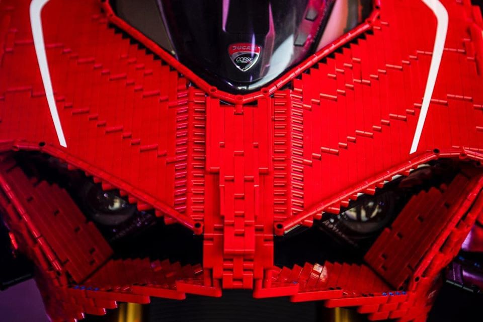 Ducati Panigale V4 R voi dan ao hoan toan bang LEGO