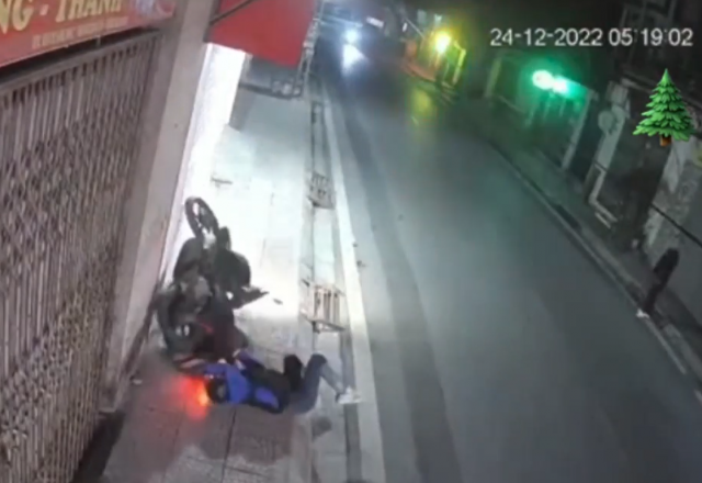 Clip Nam thanh nien cung xe may lon santo vi vat can oi doi oi nay