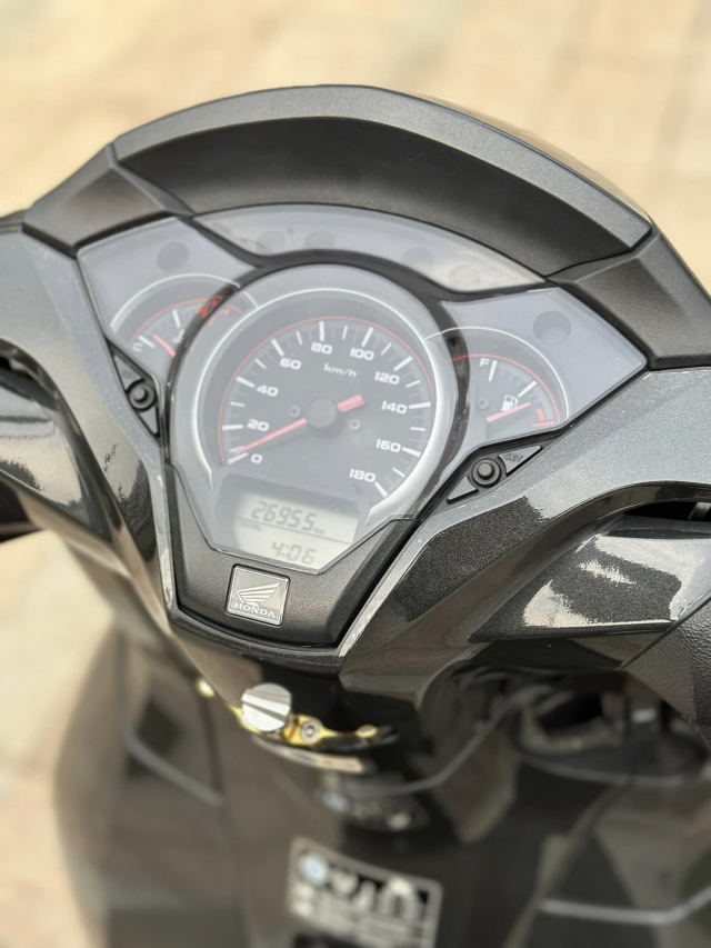 Tuong dai SH300i quay lai thoi huy hoang voi dan chan Upside down 3 dia - 15 Tuong dai SH300i quay lai thoi huy hoang voi dan chan Upside down 3 dia - 15