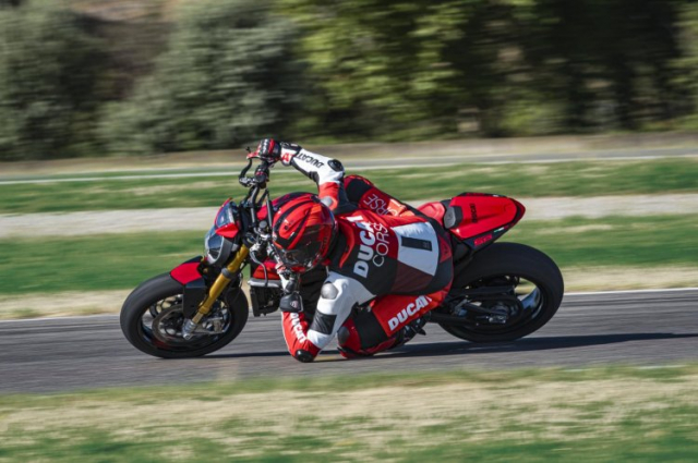 Ducati Monster SP 2023 cong suat 111 ma luc ra mat tai An Do