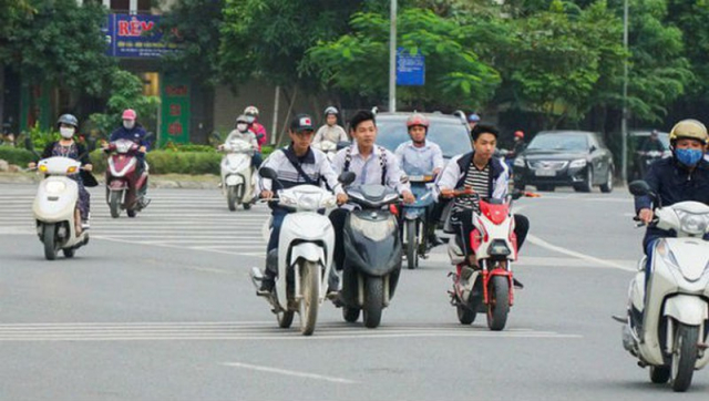 Hoc sinh chua du 18 tuoi dieu khien xe may tren 50cc bi phat nhu the nao - 4