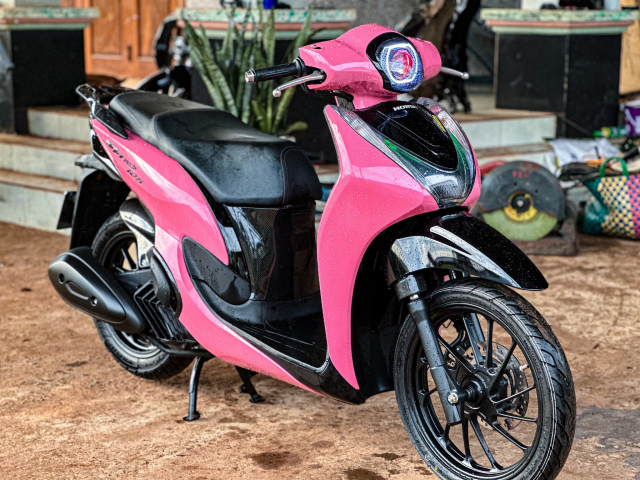 Honda SH Mode lot xac voi dan ao mau hong cuc chat