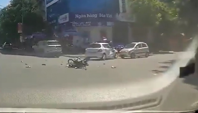 Phong nhanh vuot au trong luc tong ba nhom ban tre nhan cai ket nho doi - 4 Phong nhanh vuot au trong luc tong ba nhom ban tre nhan cai ket nho doi - 4