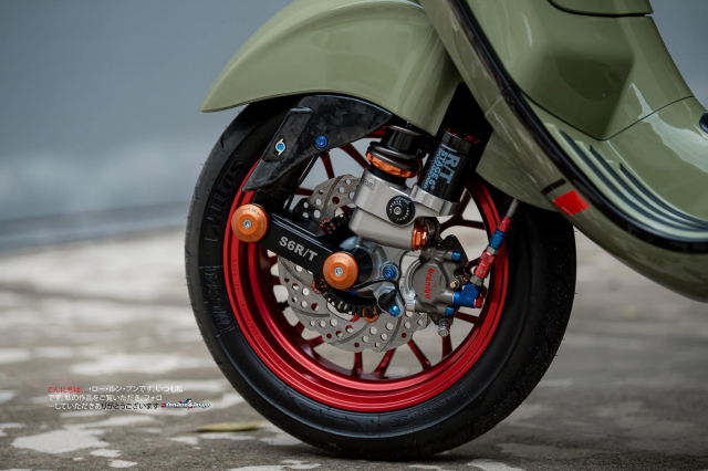 Vespa Sprint so huu dan chan sau 4 piston hoanh trang le - 10 Vespa Sprint so huu dan chan sau 4 piston hoanh trang le - 10