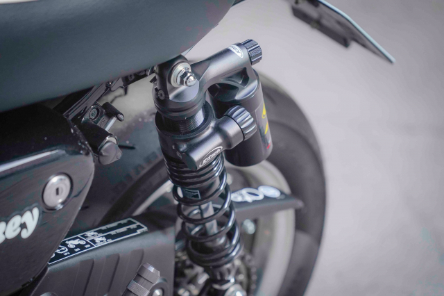 Can canh Monkey 125 do bo gap ngau nhu xe dua MotoGP - 14 Can canh Monkey 125 do bo gap ngau nhu xe dua MotoGP - 14