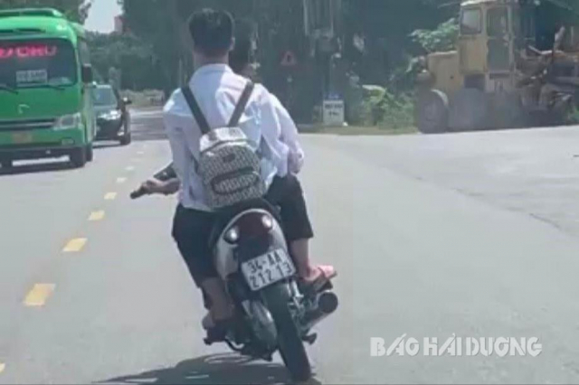 Cong an trieu tap hoc sinh di xe may lang lach tren duong len lam viec
