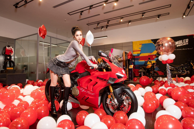 Ngoc Trinh chot mua Ducati Panigale V4 S khien nhieu nguoi sung sot - 10