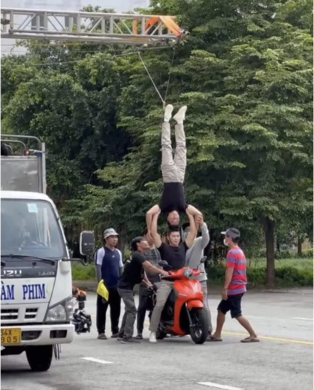 Su that clip Quoc Co Quoc Nghiep vua chay xe vua lam xiec chong dau