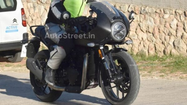 Triumph Thruxton 400 lo dien khi dang chay thu nghiem tren duong pho