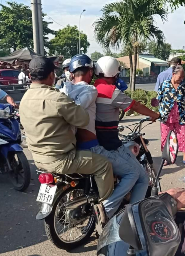 Bat doi tuong lai xe may bien so gia di cuop o Long An - 4