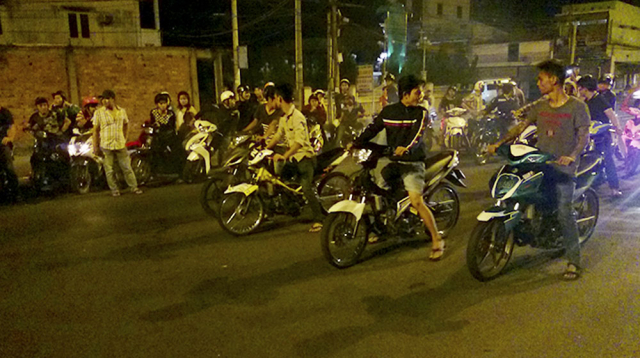 Co gai 19 tuoi cam dau nhom dua xe may trong dem - 4