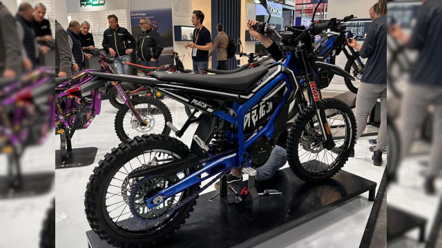 Mau mo to Enduro dien Talaria Dragon mong muon gianh ngoi vuong trong phan khuc xe dien - 4