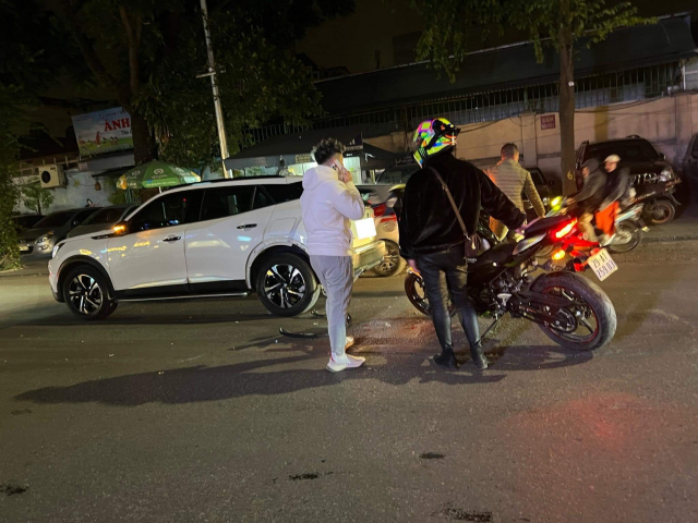 Xe mo to PKL tong vao duoi xe hoi roi bo chay