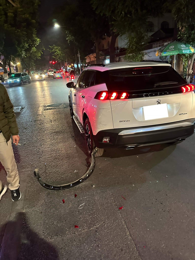 Xe mo to PKL tong vao duoi xe hoi roi bo chay - 4