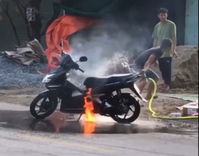 Qua bom no cham mang ten dien thoai neu ban de no duoi cop xe - 4