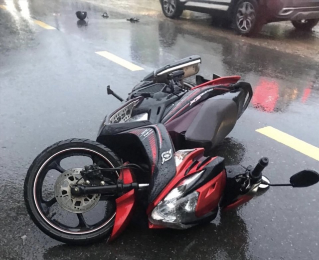 Vi sao di xe tay ga ban thuong de bi nga khi phanh