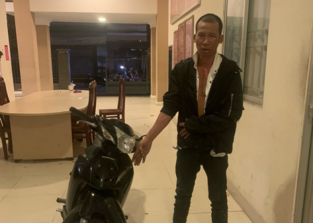 Chan bat doi tuong trom xe may roi tau tau thoat qua tinh khac