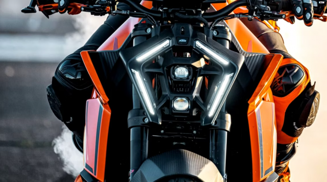 KTM 1390 SMT 2025 sieu xe Touring khung voi cong suat 190 ma luc