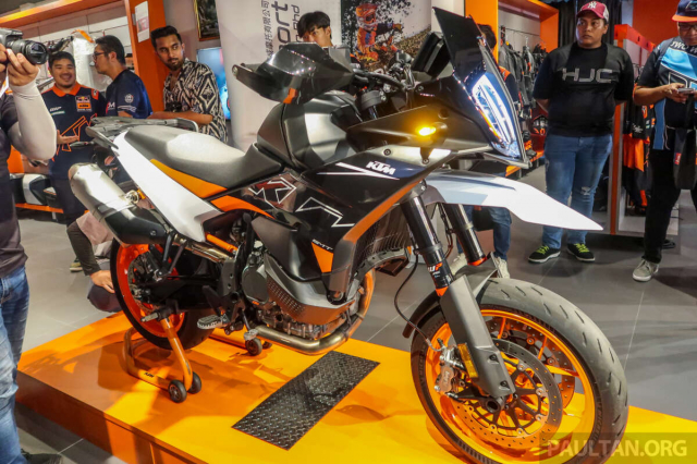 KTM 890 SMT 2024 hien da co mat tai Chau A gia tu 500 trieu dong