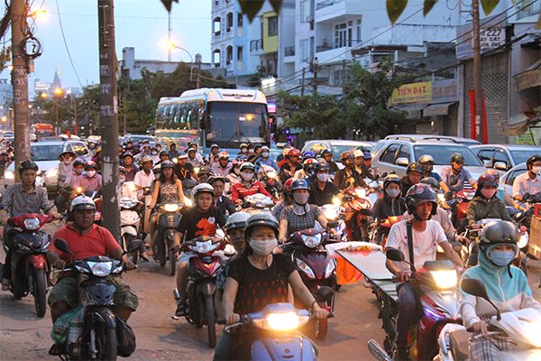 Nguoi dieu khien xe may troi co can mo den pha - 4