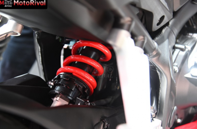 Triumph Daytona 660 VS Honda CBR650 tren ban can thong so - 6