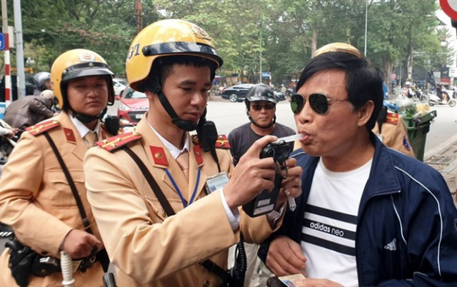 Uong bia KHONG CON lai xe may van se bi phat