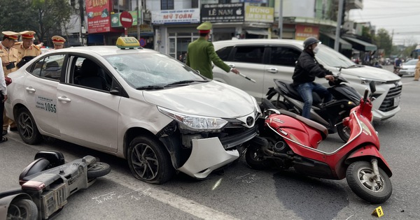 Taxi Dien dam lien hoan nhieu xe may 5 nguoi nhap vien