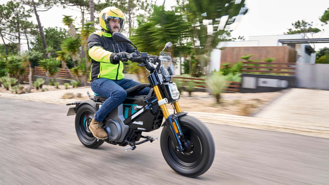 BMW CE 02 lan dau xuat hien mau xe ga dien ngo nghinh voi giao dien doc dao