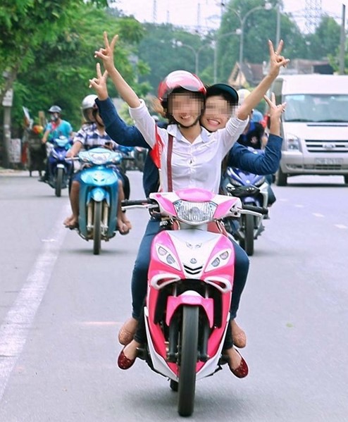 Chay xe may mot tay co vi pham luat giao thong