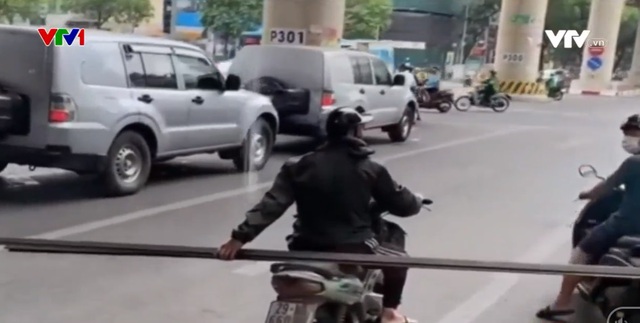 Chay xe may mot tay co vi pham luat giao thong - 6