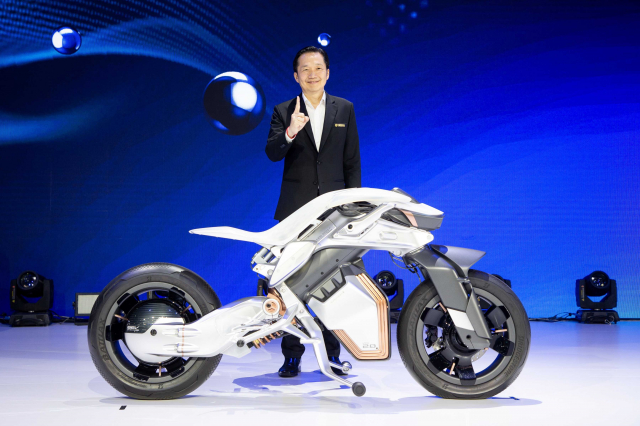 Lo dien Yamaha MOTOROiD2 nguyen mau xe thong minh tien tien nhat tai Bangkok Motor Show 2024