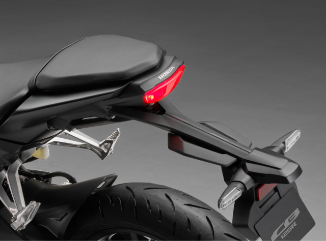 CB125R 2024 so huu man hinh tu thay doi mau sac dua vao ngay dem
