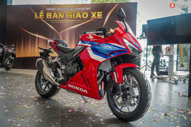 Can canh Honda CBR500R 2024 tai dai ly co thiet ke the thao an dut dan anh