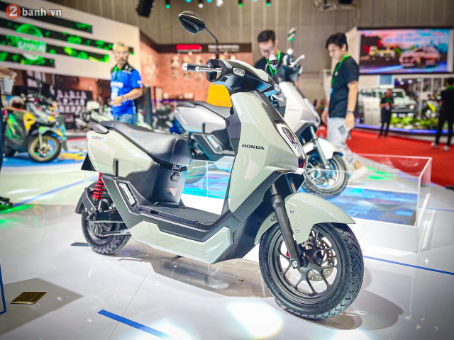 Can canh xe dien ICON e vua duoc Honda Viet Nam ra mat phu hop voi cac em hoc sinh