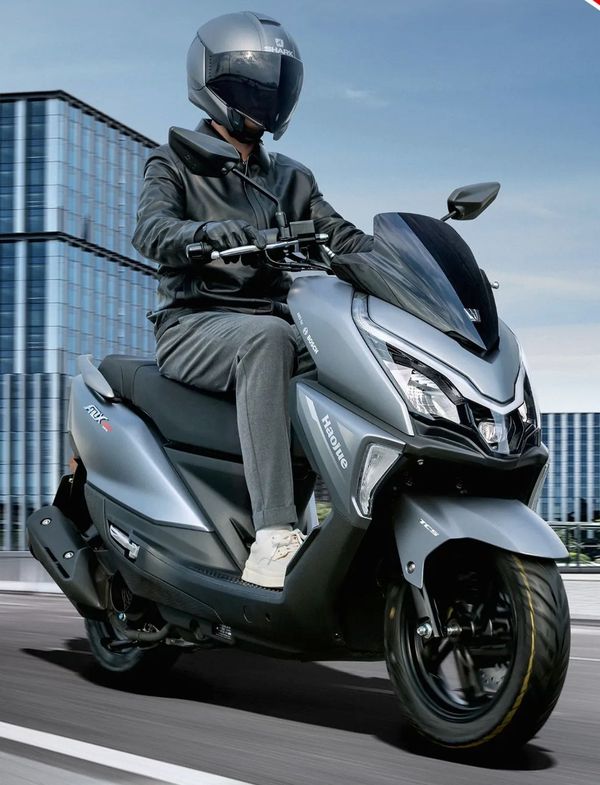 Thiet ke dep trang bi ABS va TCS ADX125 2025 co du suc thuyet phuc AE voi gia ban re hon AirBlade
