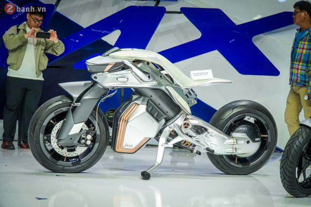 Can canh Yamaha MOTOROiD 2 gop vui tai VMS 2024 truoc su bat ngo cua anh em tham quan