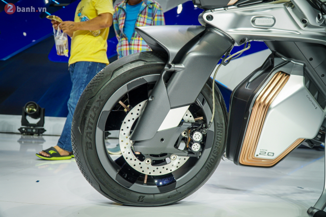Can canh Yamaha MOTOROiD 2 gop vui tai VMS 2024 truoc su bat ngo cua anh em tham quan - 4