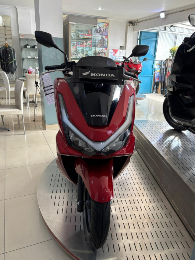Hinh anh thuc te cua Honda PCX 160 2025 o dai ly Dau xe moi qua ngau cho ngay co mat tai Viet Nam - 4