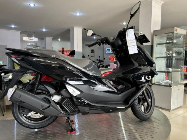Hinh anh thuc te cua Honda PCX 160 2025 o dai ly Dau xe moi qua ngau cho ngay co mat tai Viet Nam - 8